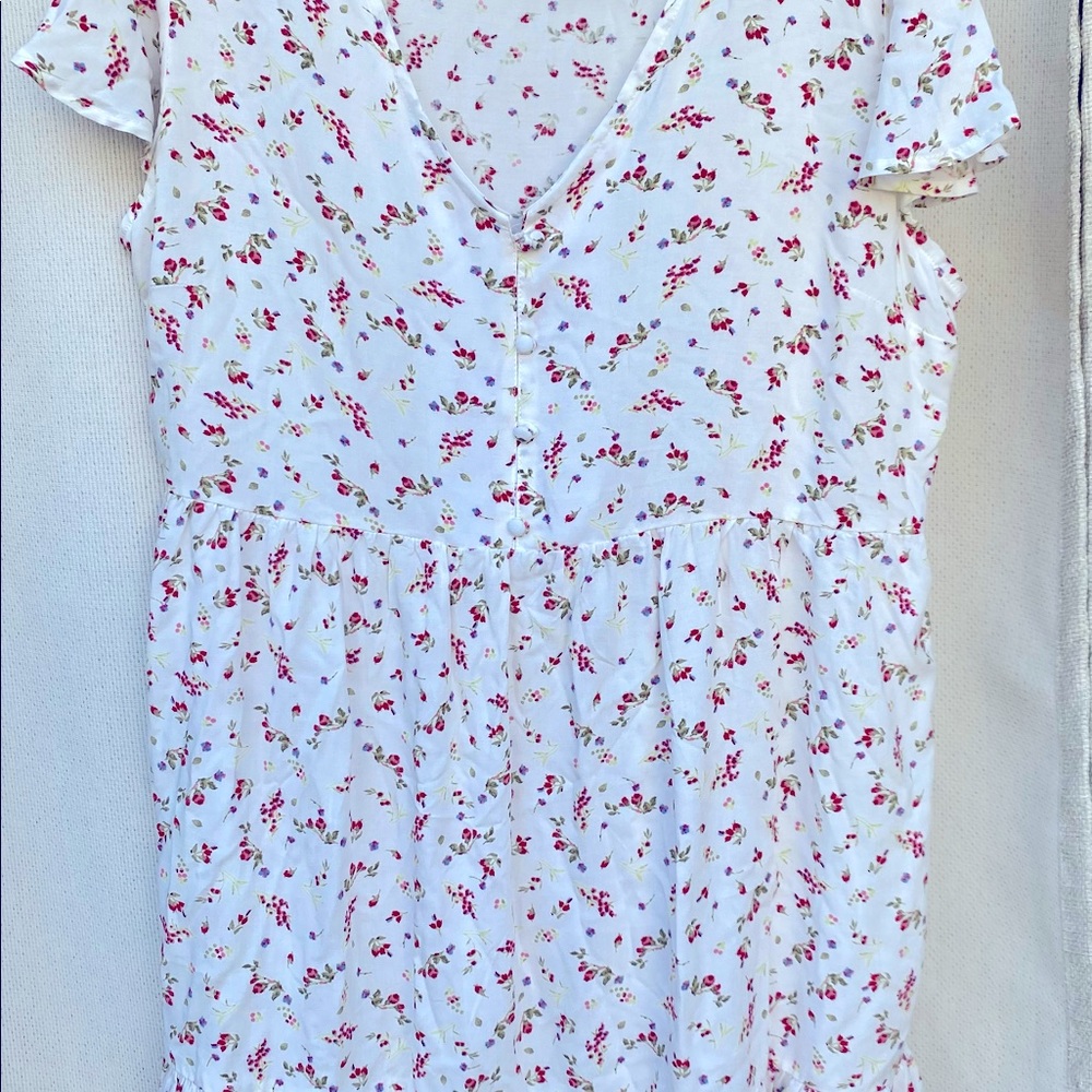 Cute floral white dress with buttons. Pre-owned